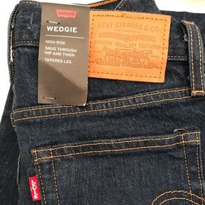 *NWT* Levi's - Wedgie Denim Jeans (size 25)
